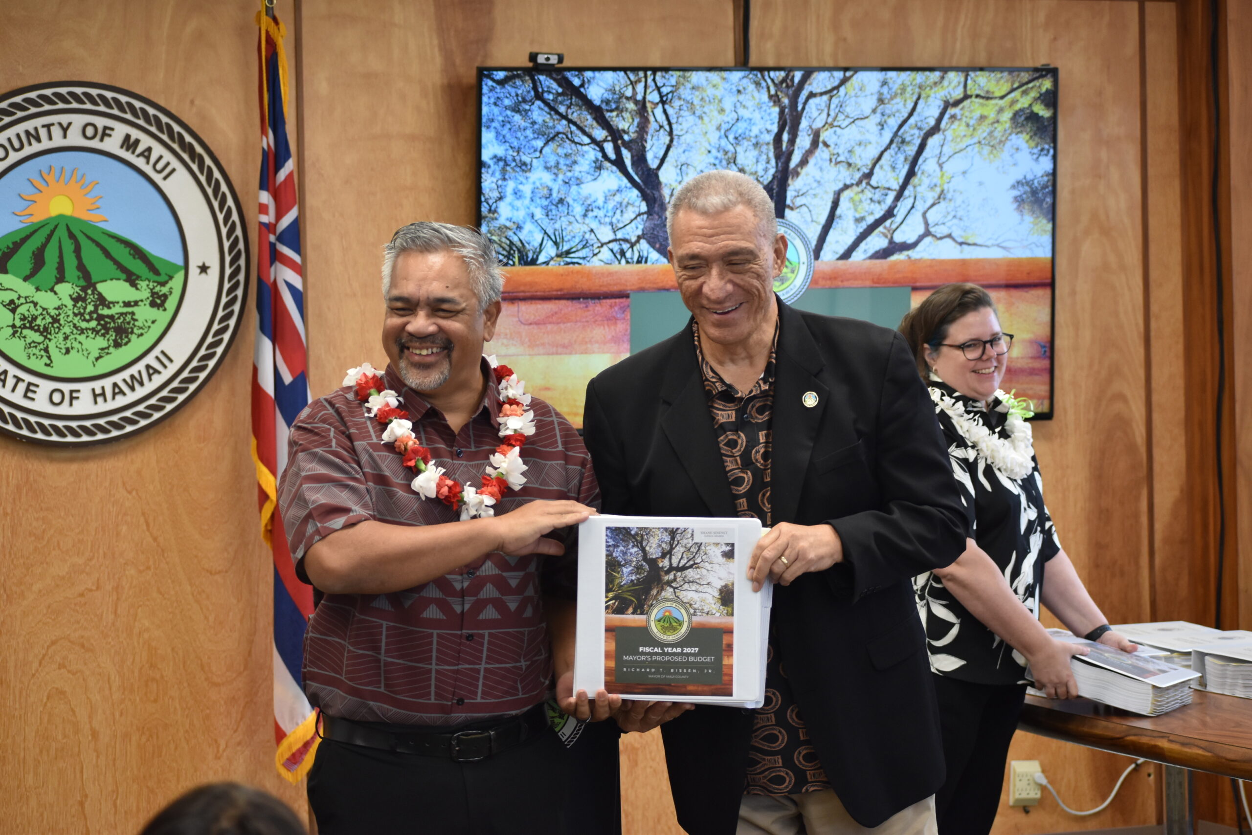 Councilmember Sinenci is handed a copy of the FY 2027 Mayorʻs Proposed Budget.
